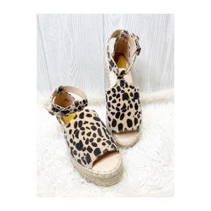 Leopard Peep Toe platforms 6.5